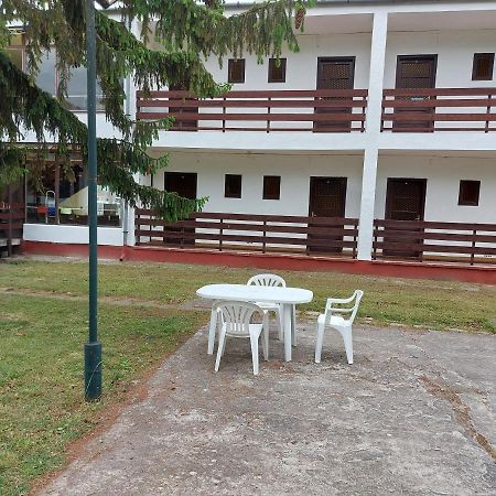 Beach Club Panzio Es Camping Aparthotel Zamárdi Buitenkant foto