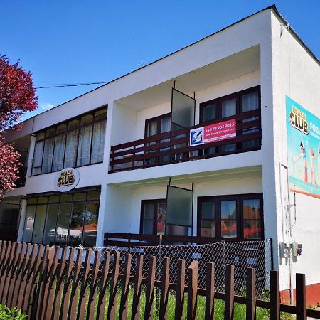 Beach Club Panzio Es Camping Aparthotel Zamárdi Buitenkant foto