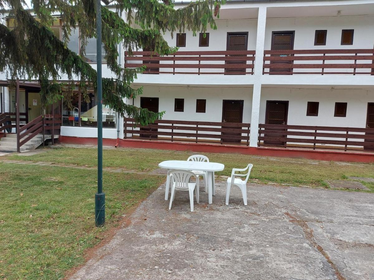 Beach Club Panzio Es Camping Aparthotel Zamárdi Buitenkant foto